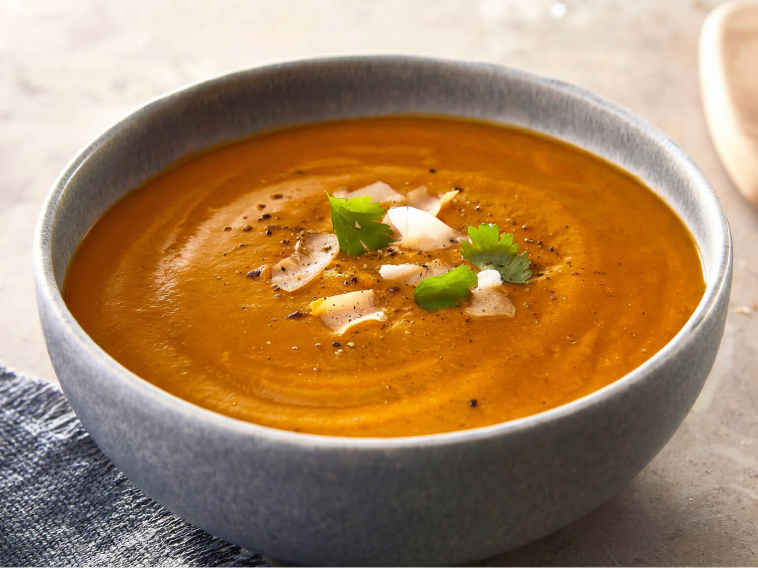 Suppe aus gerösteten Süßkartoffeln mit Ingwer