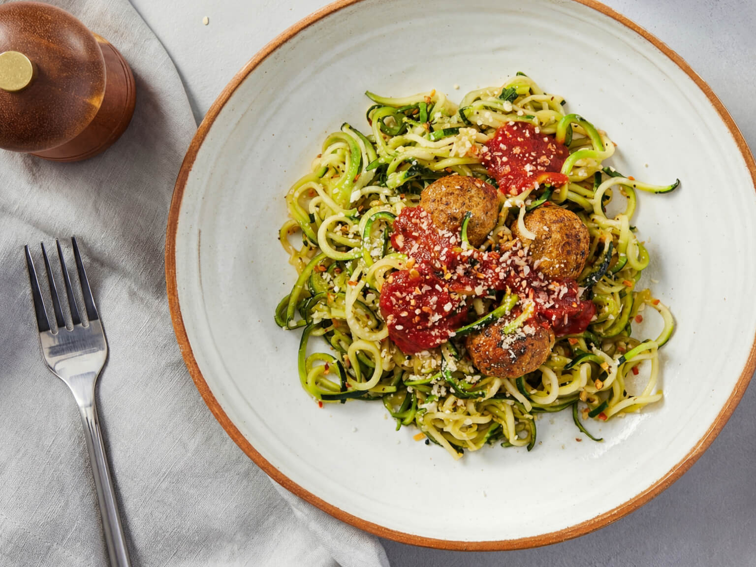 Zoodles mit Putenfleischbällchen