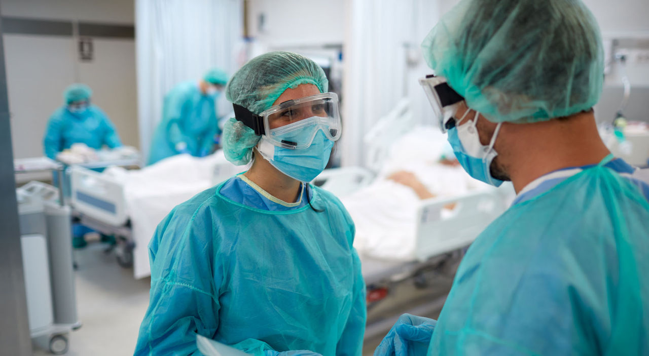 Person leidet unter einer myasthenen Krise – mögliche Notfallsituation bei Myasthenia gravis