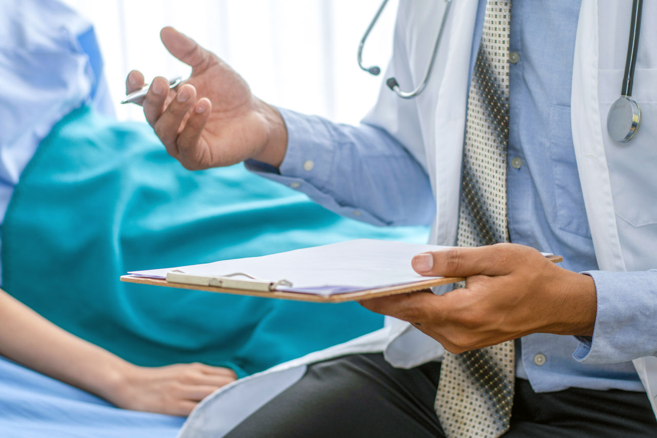 Arzt erklärt Diagnosemethoden für Myasthenia gravis